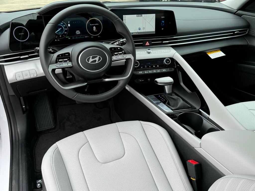 2025 Hyundai Elantra Hybrid Limited photo 2