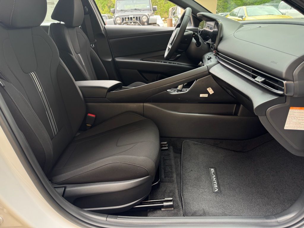 2025 Hyundai Elantra Blue - Photo 15