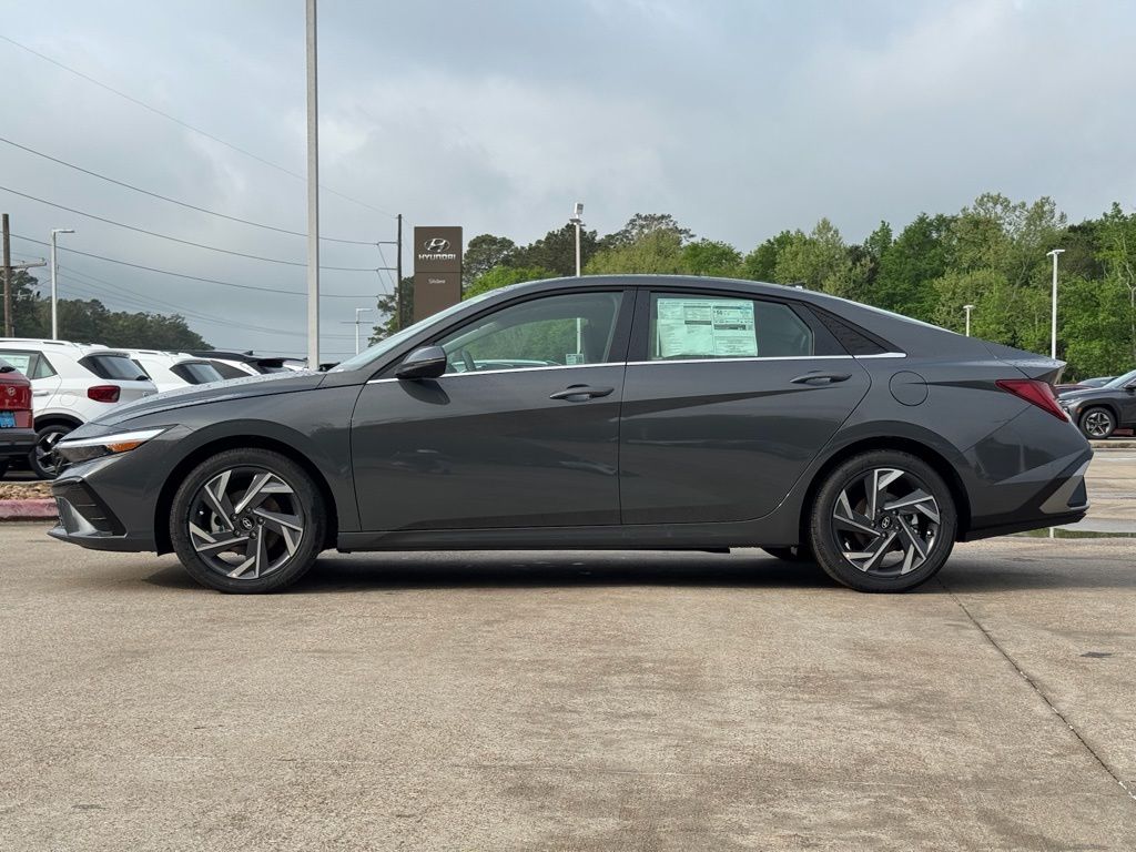 2025 Hyundai Elantra Limited - Photo 13