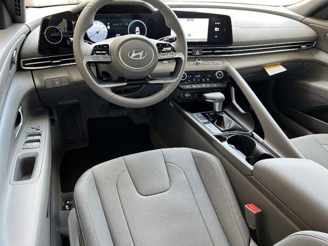 2024 Hyundai Elantra SEL Convenience photo 2