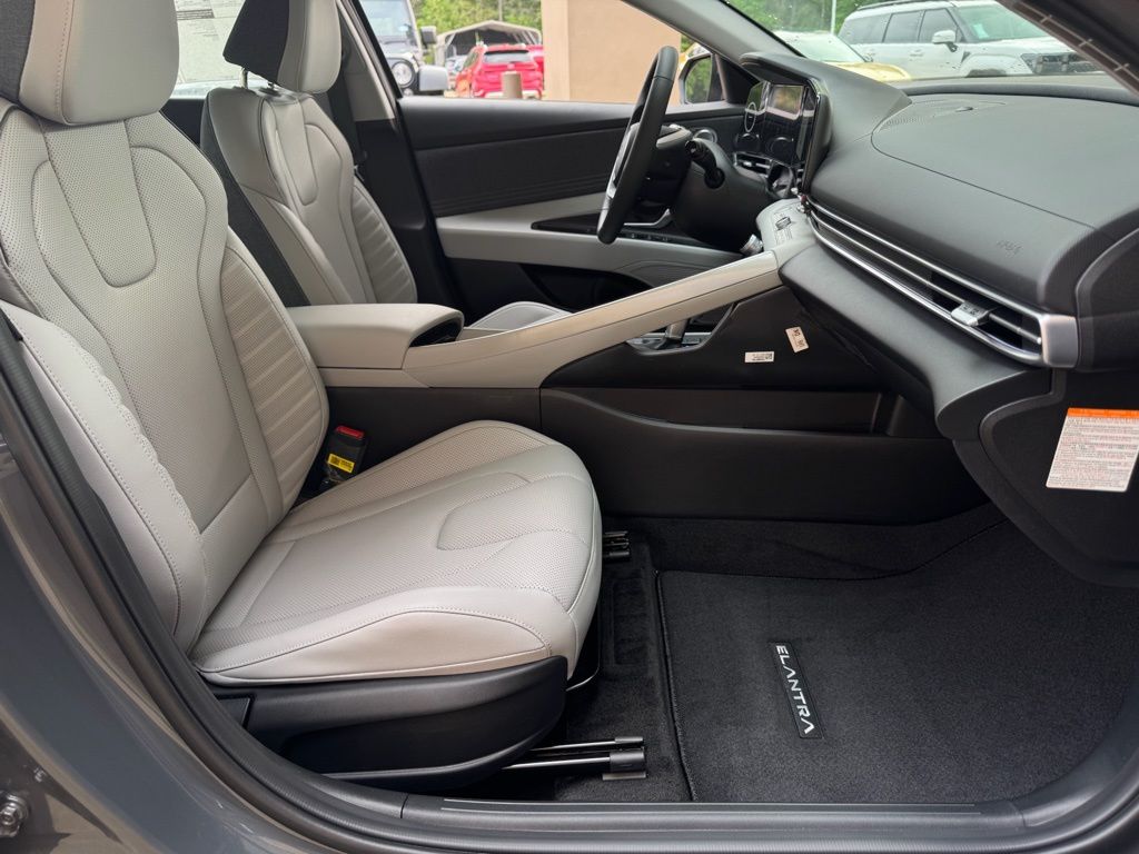 2025 Hyundai Elantra Limited - Photo 18