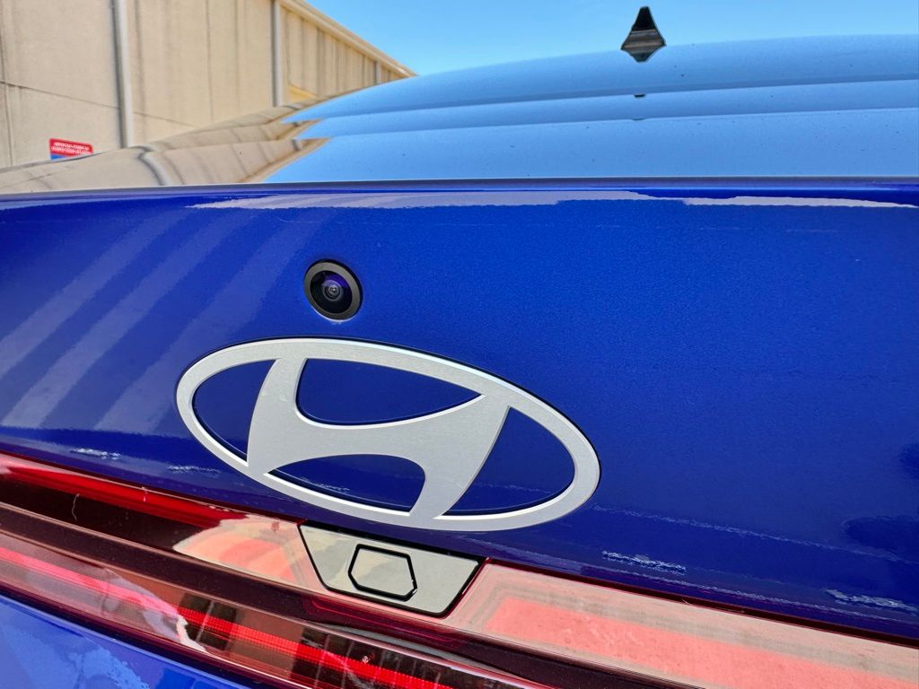 2025 Hyundai Elantra Limited - Photo 18