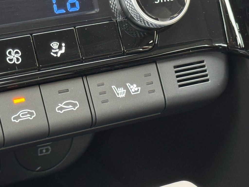 2025 Hyundai Elantra Limited - Photo 7