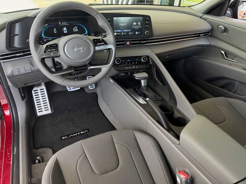2025 Hyundai Elantra SEL Sport photo 2