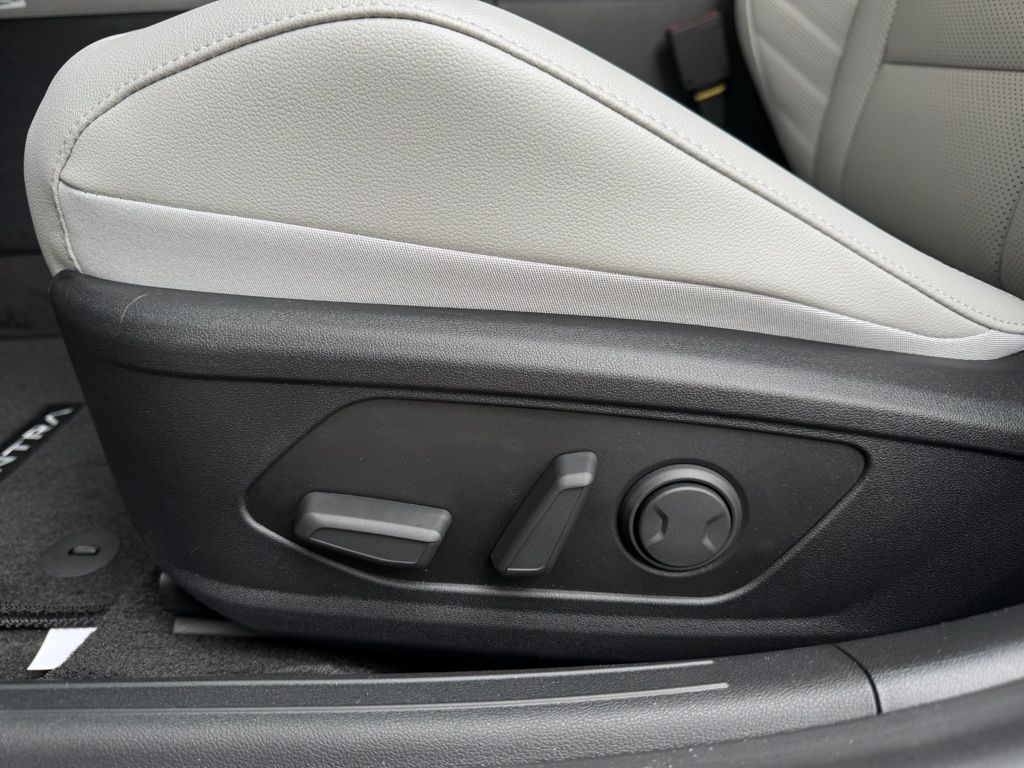 2025 Hyundai Elantra Limited - Photo 9