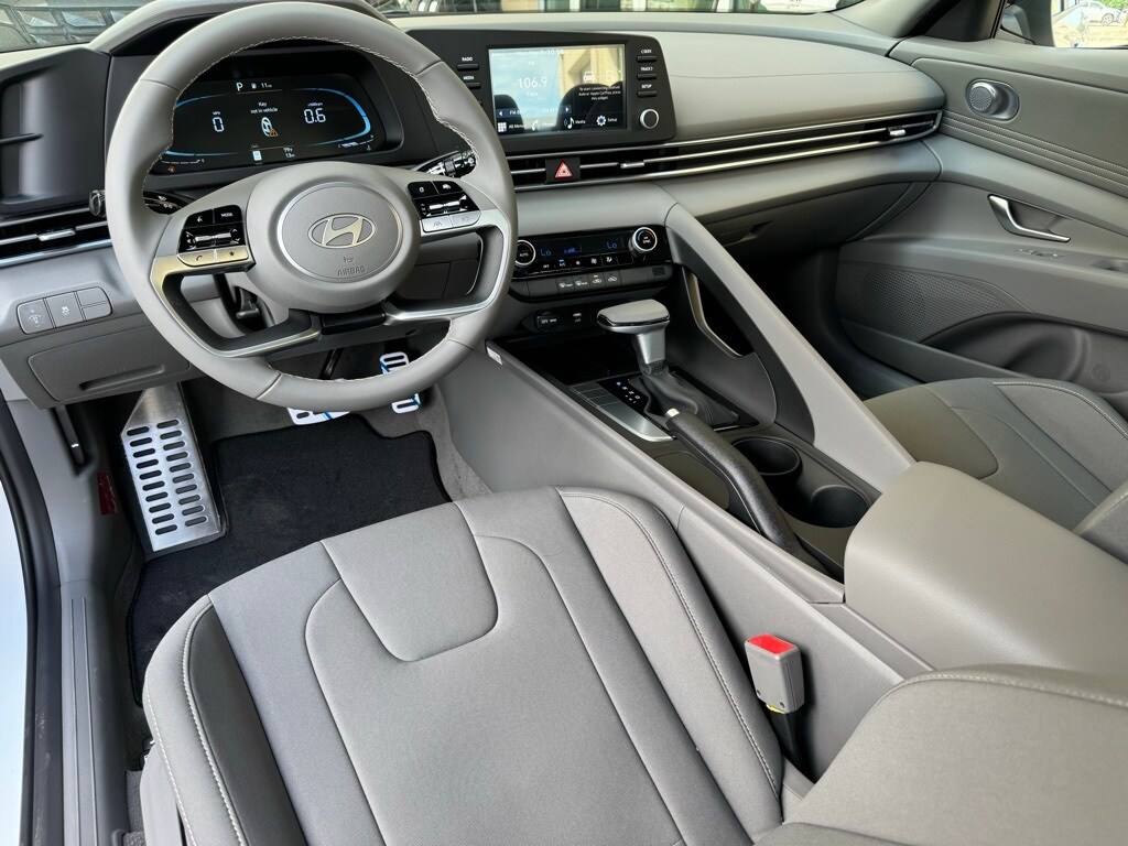 2025 Hyundai Elantra SEL Sport photo 2