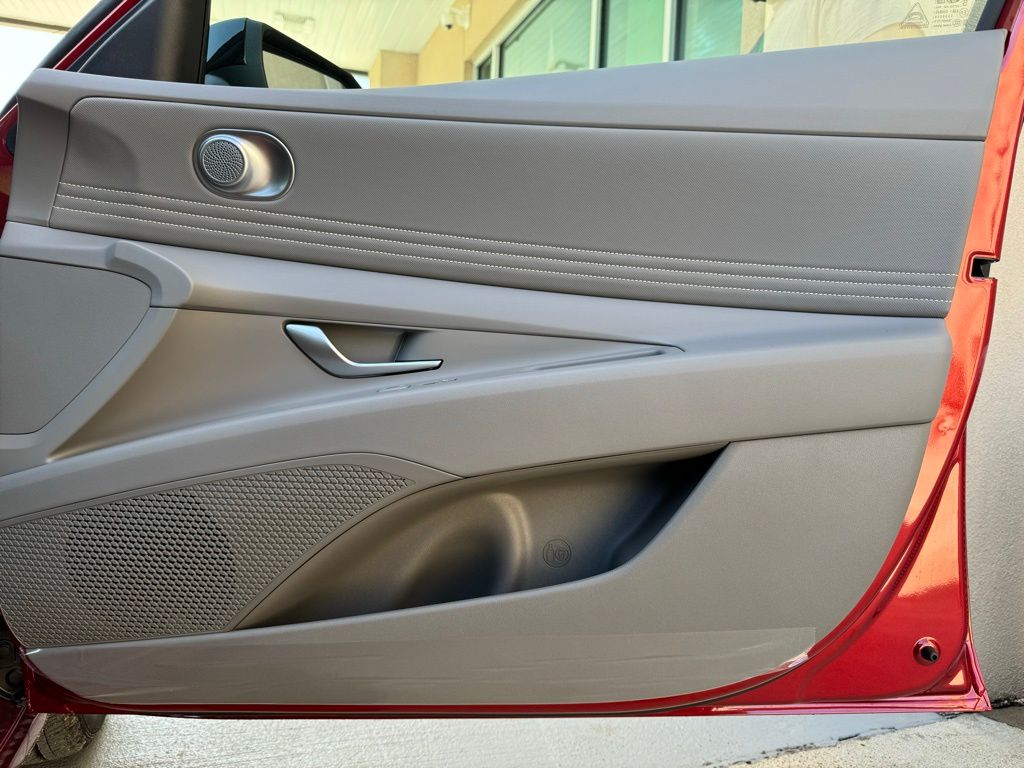 2025 Hyundai Elantra SEL - Photo 17