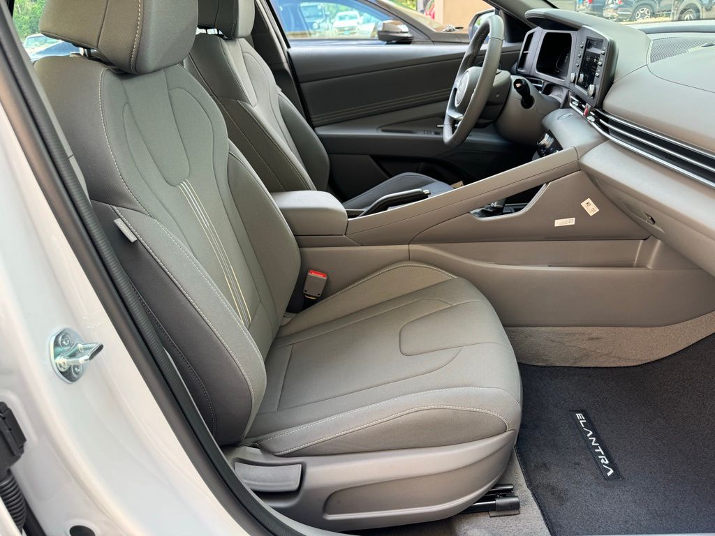 2025 Hyundai Elantra SEL - Photo 15