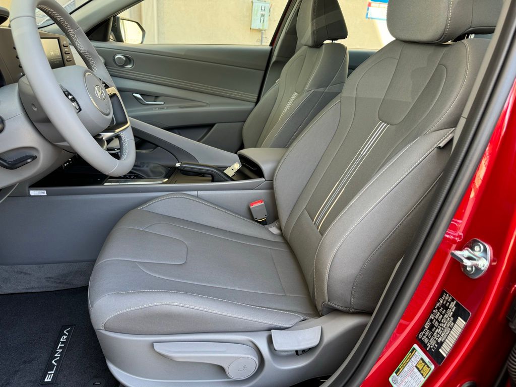 2025 Hyundai Elantra SEL - Photo 6