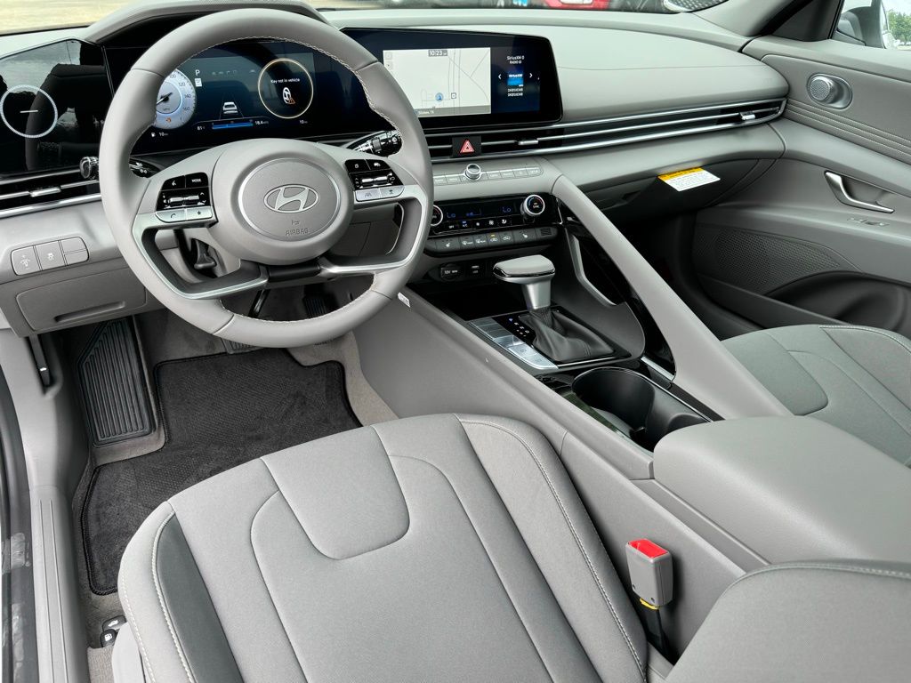 2025 Hyundai Elantra SEL - Photo 2
