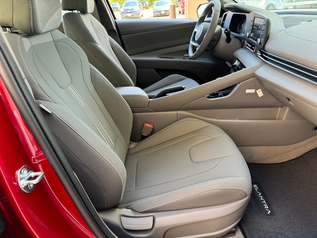 2025 Hyundai Elantra SEL - Photo 15