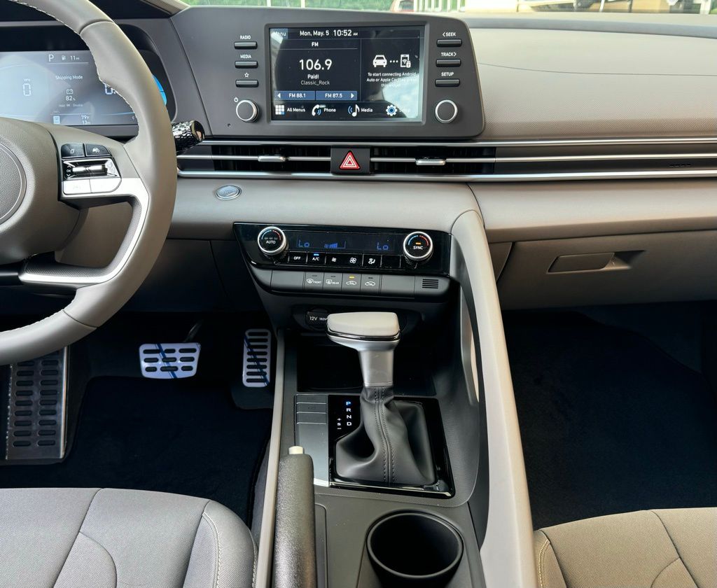 2025 Hyundai Elantra SEL - Photo 4