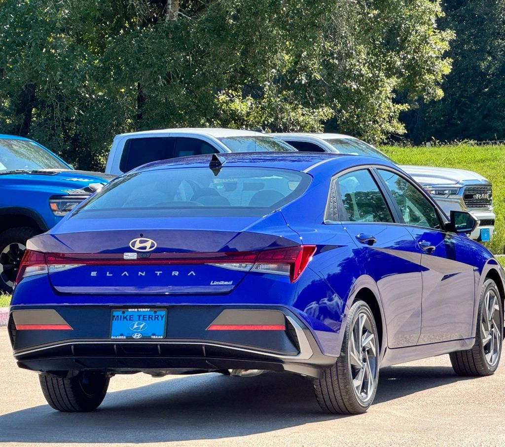 2025 Hyundai Elantra Limited - Photo 14