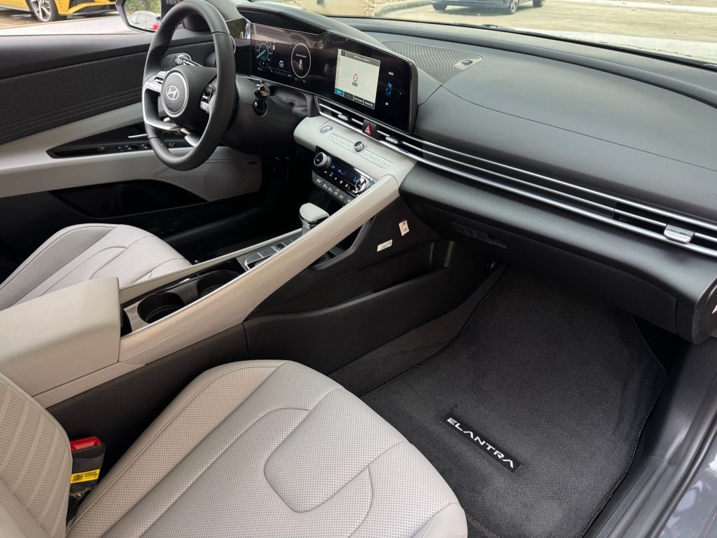 2025 Hyundai Elantra Limited - Photo 17