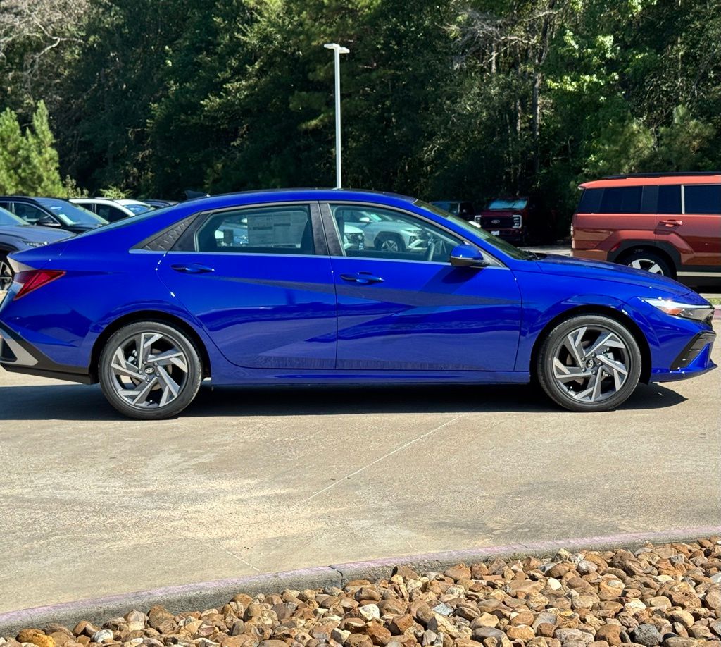 2025 Hyundai Elantra Limited - Photo 12