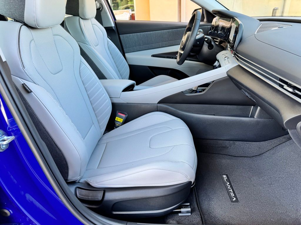 2025 Hyundai Elantra Limited - Photo 20