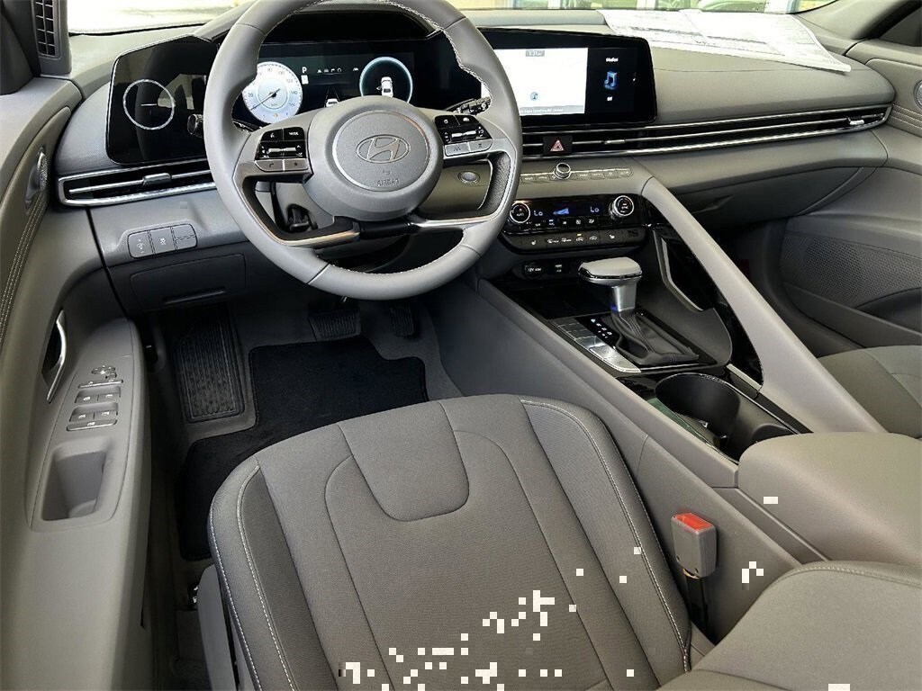 2024 Hyundai Elantra SEL Convenience photo 2