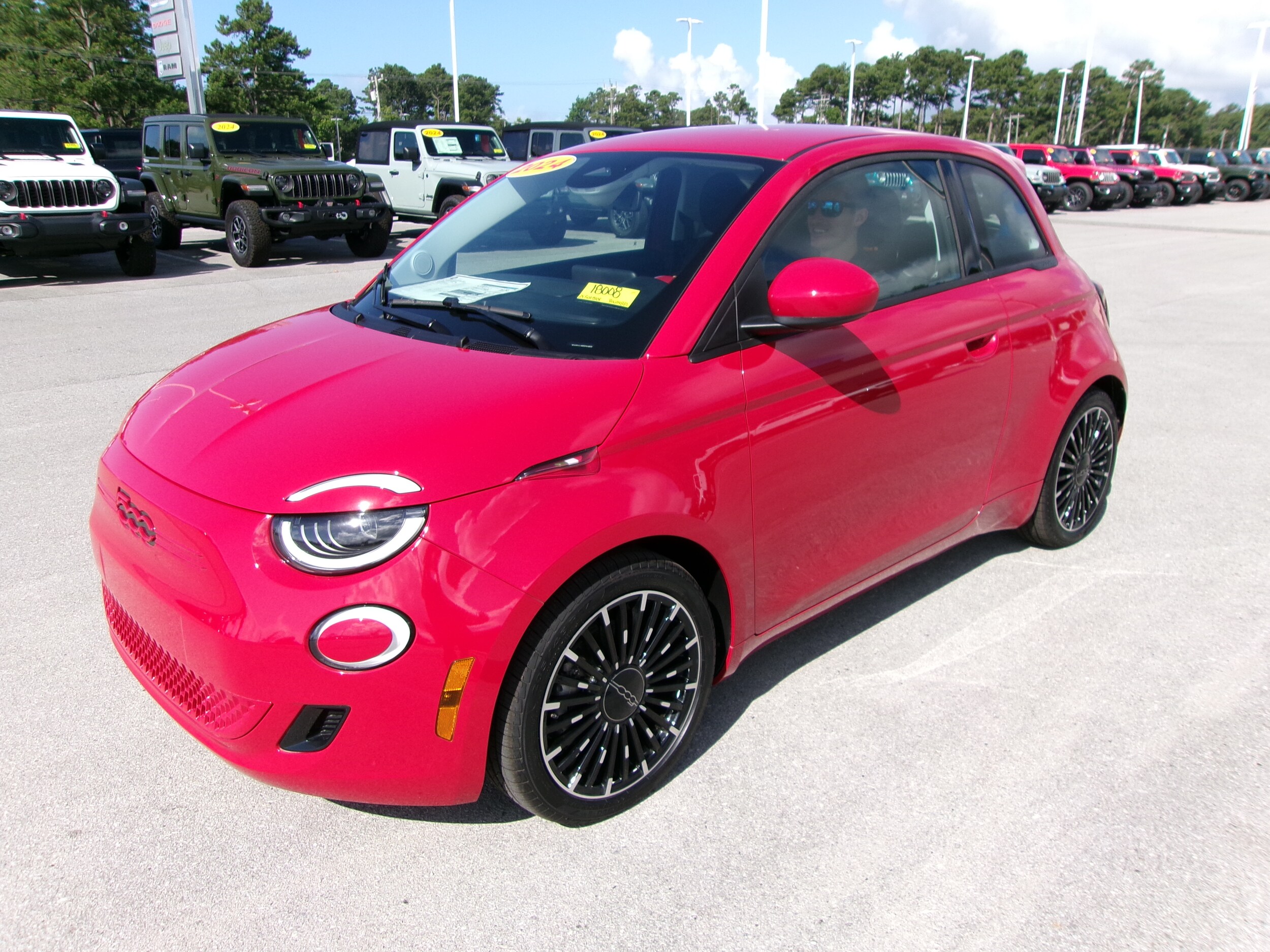 2024 Fiat 500e Red photo 2
