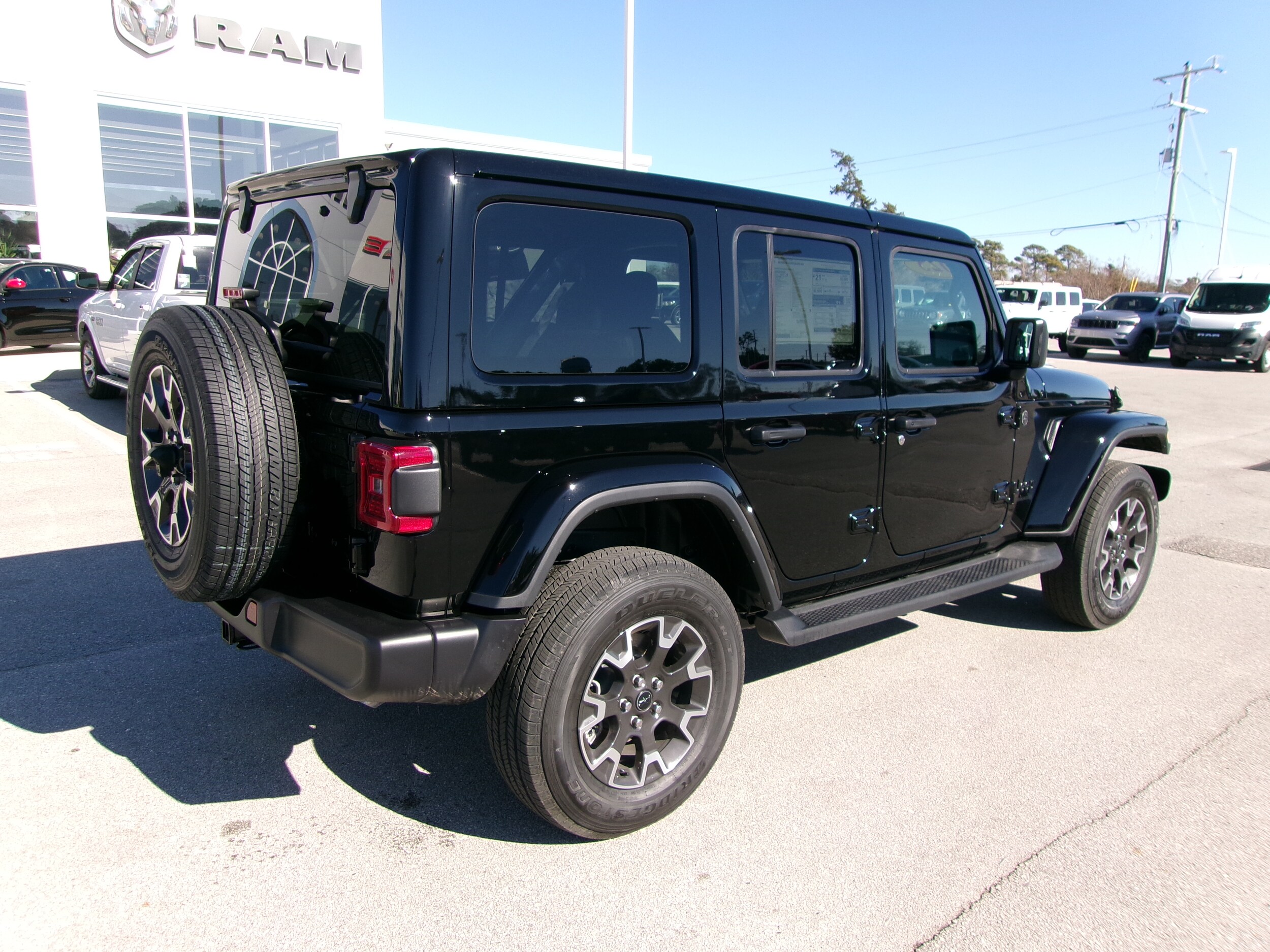 2025 Jeep Wrangler Sahara photo 4