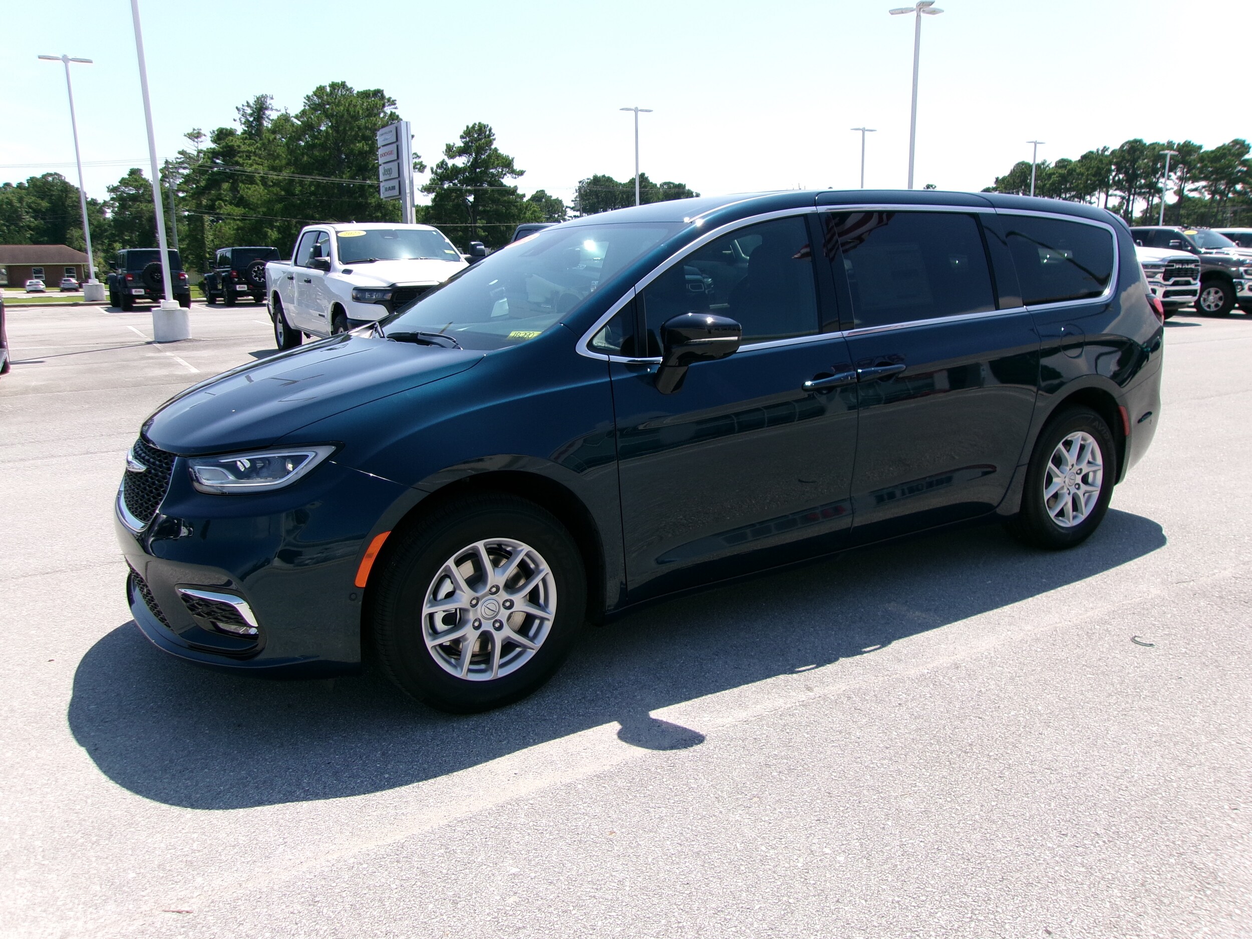 2025 Chrysler Pacifica photo 2