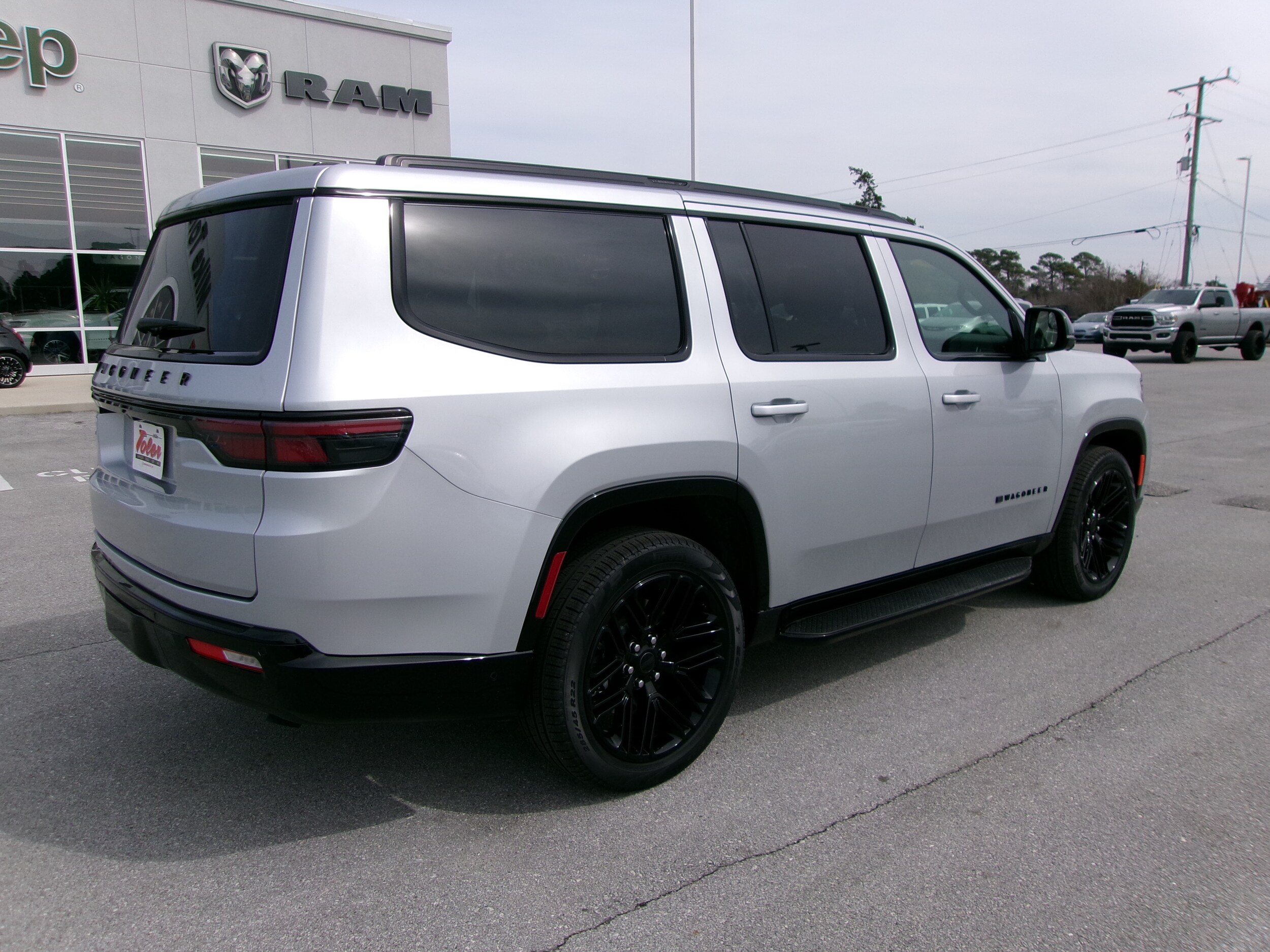 2025 Jeep Wagoneer Carbide photo 2