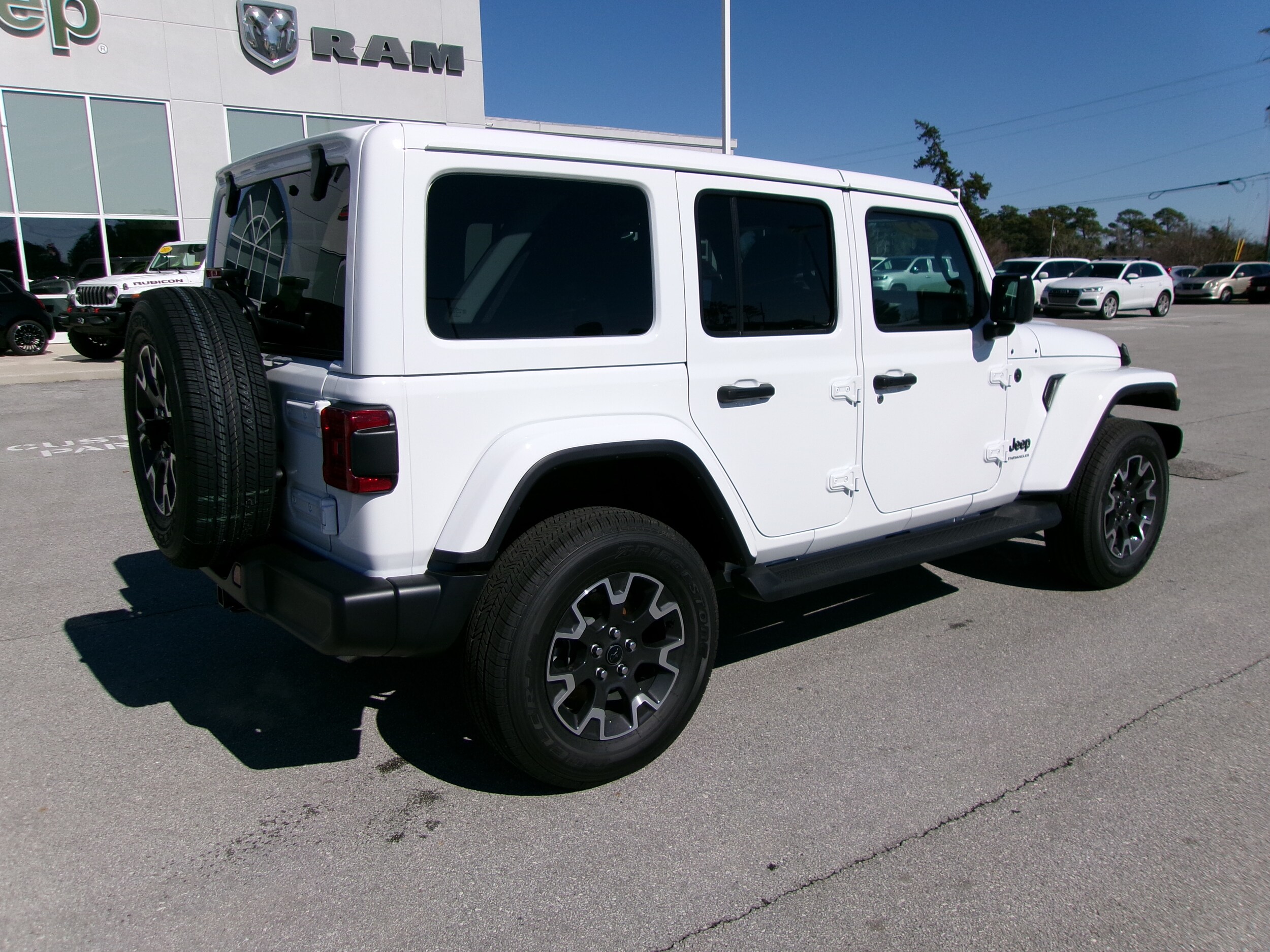 2025 Jeep Wrangler Sahara photo 4