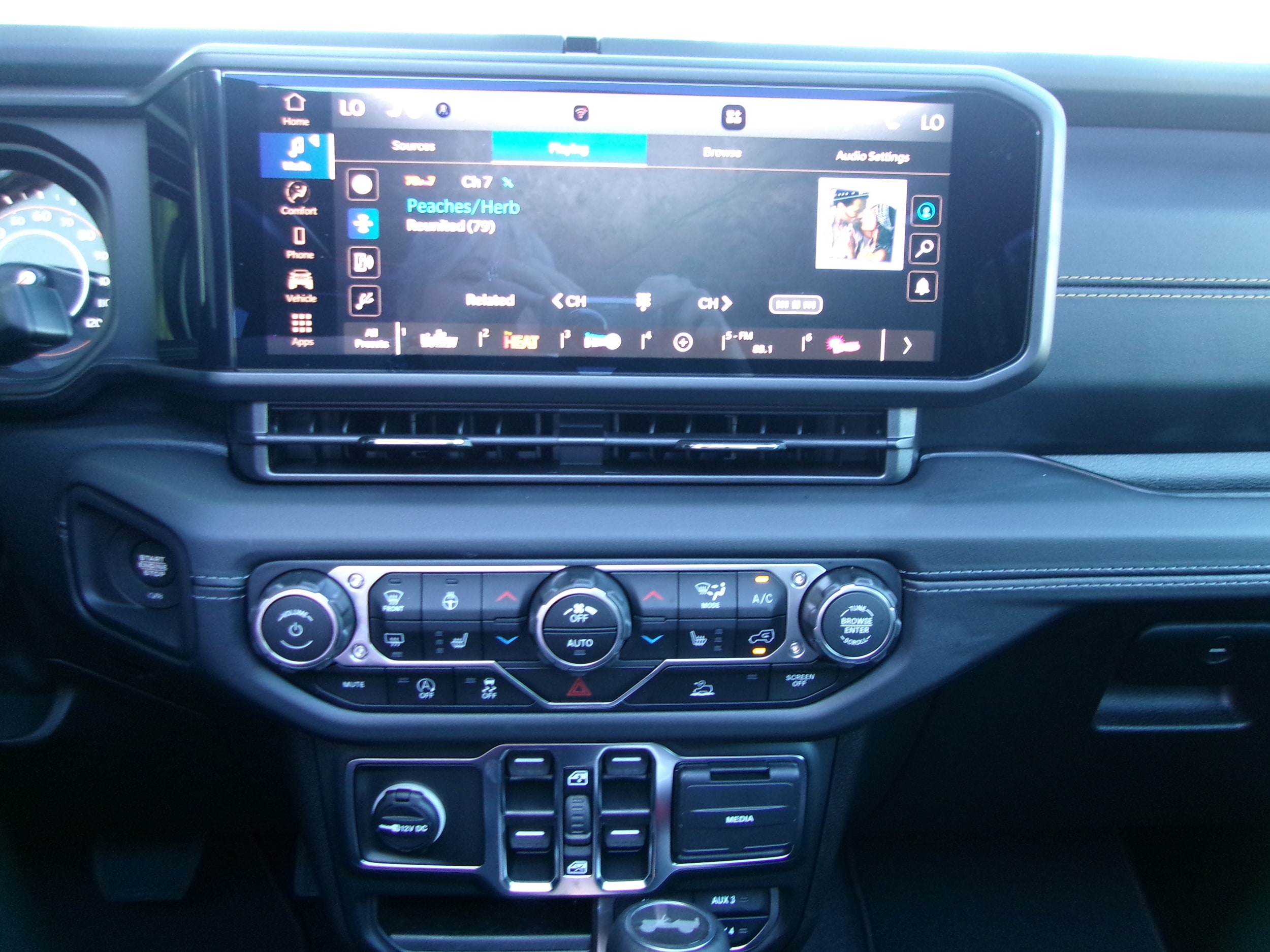 2025 Jeep Wrangler 4-Door Sahara - Photo 16