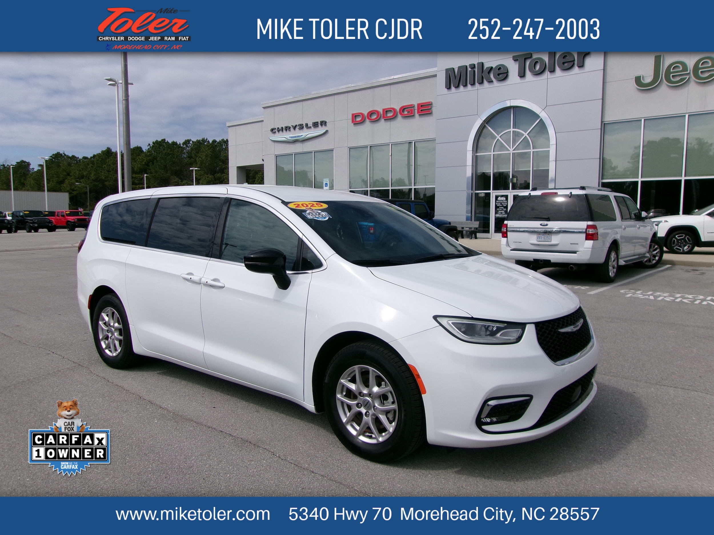 2025 Chrysler Pacifica Select's photo