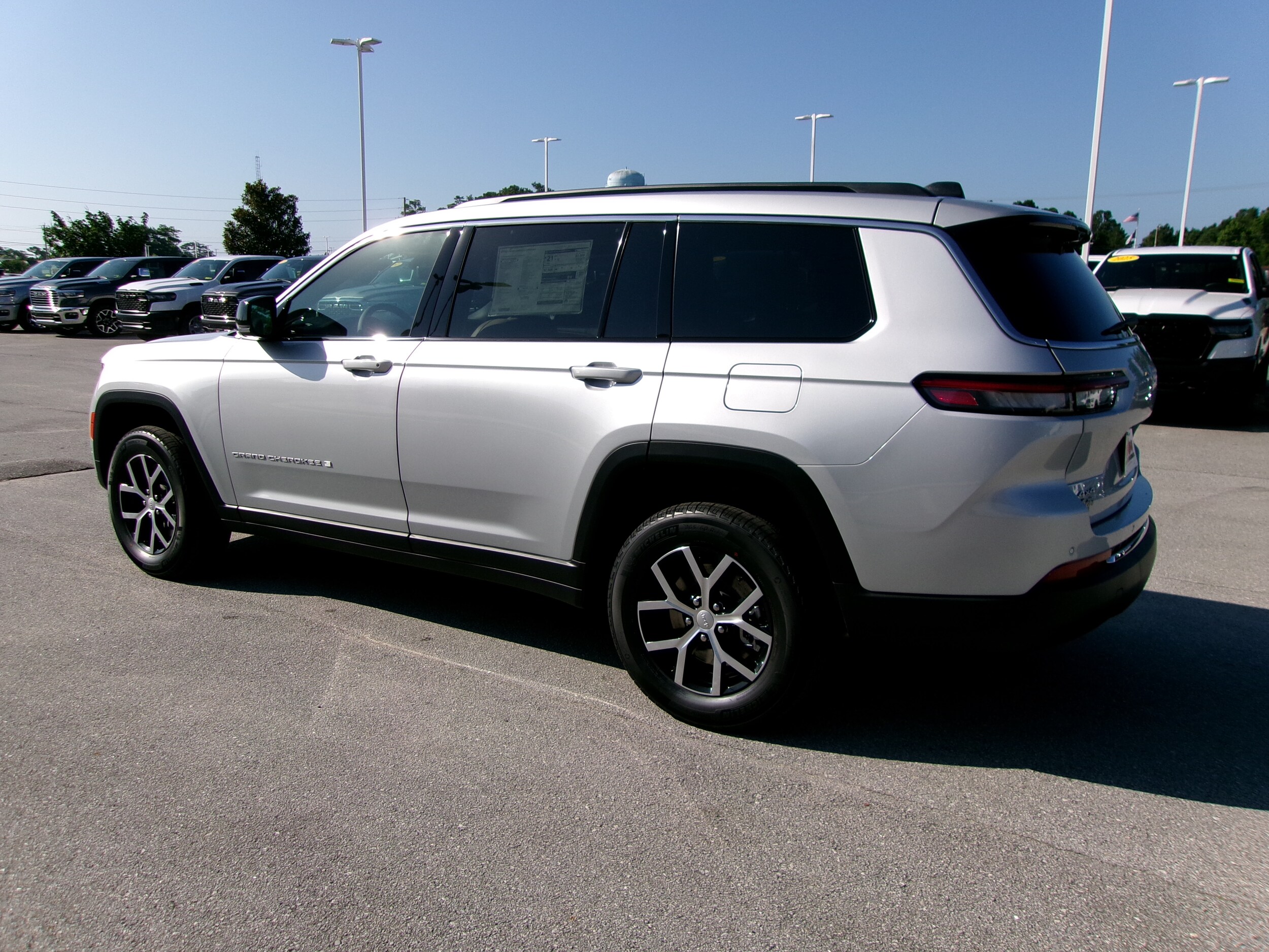 2025 Jeep Grand Cherokee Limited photo 2