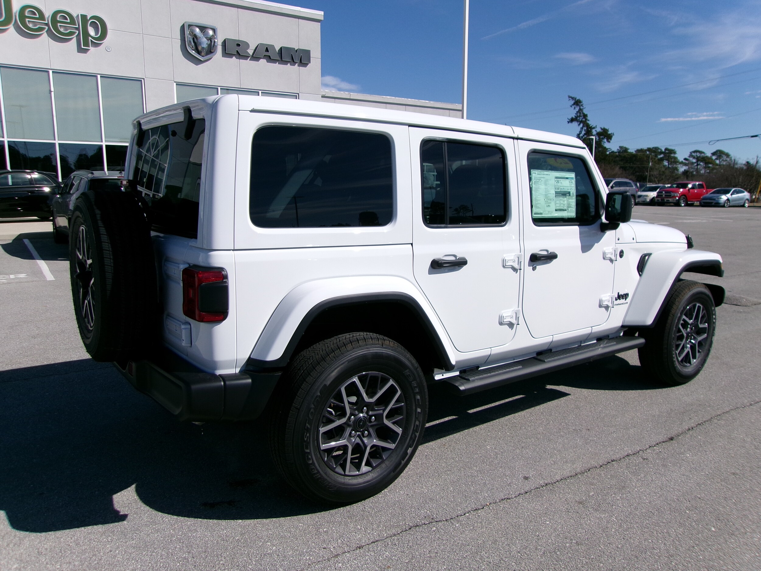 2025 Jeep Wrangler Sahara photo 4