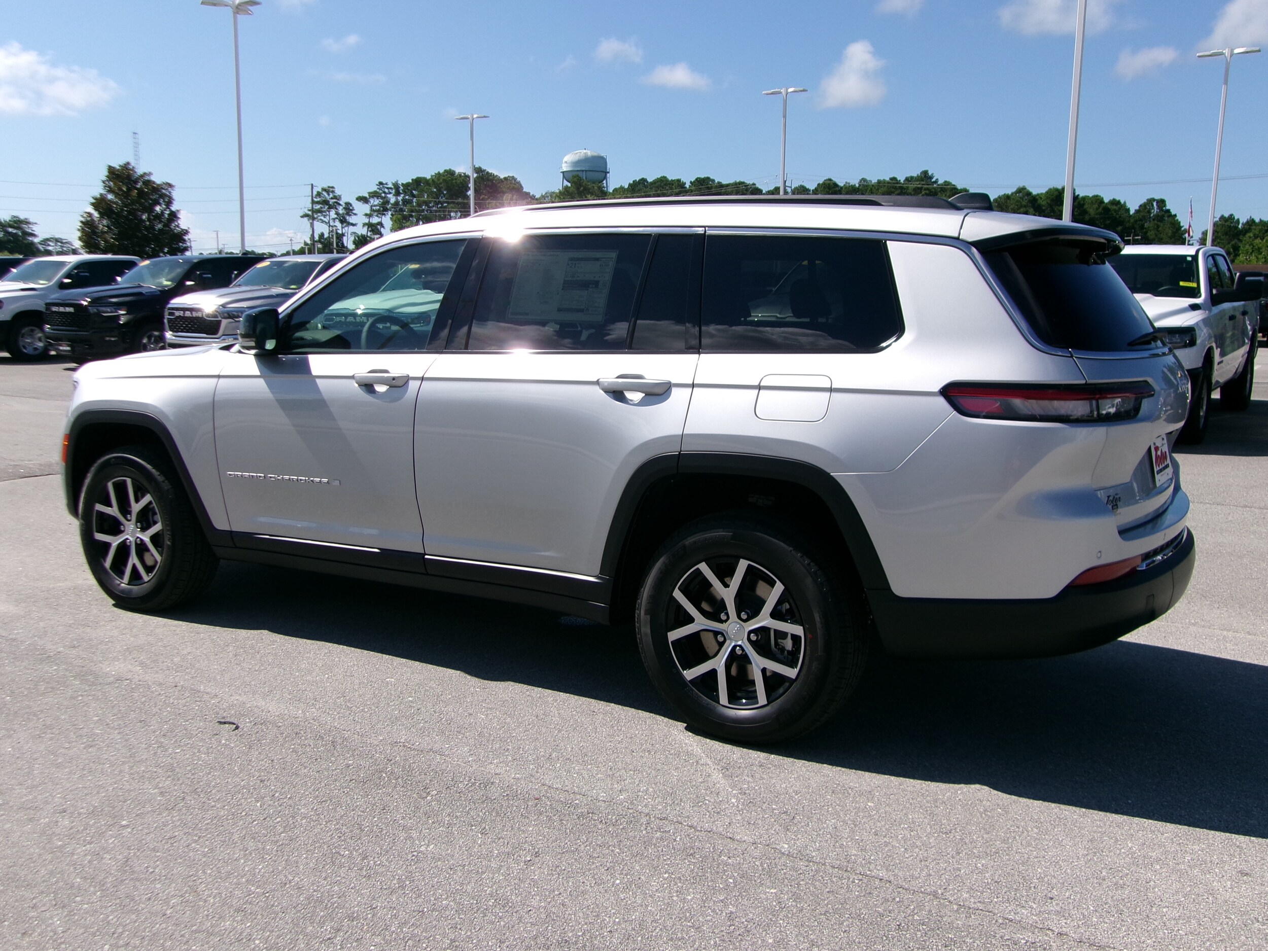 2025 Jeep Grand Cherokee Limited photo 3