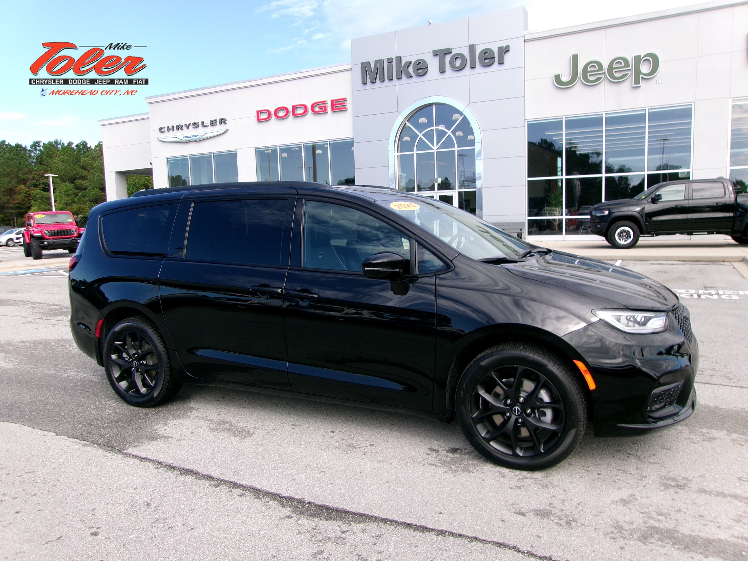 2026 Chrysler Pacifica Limited's photo