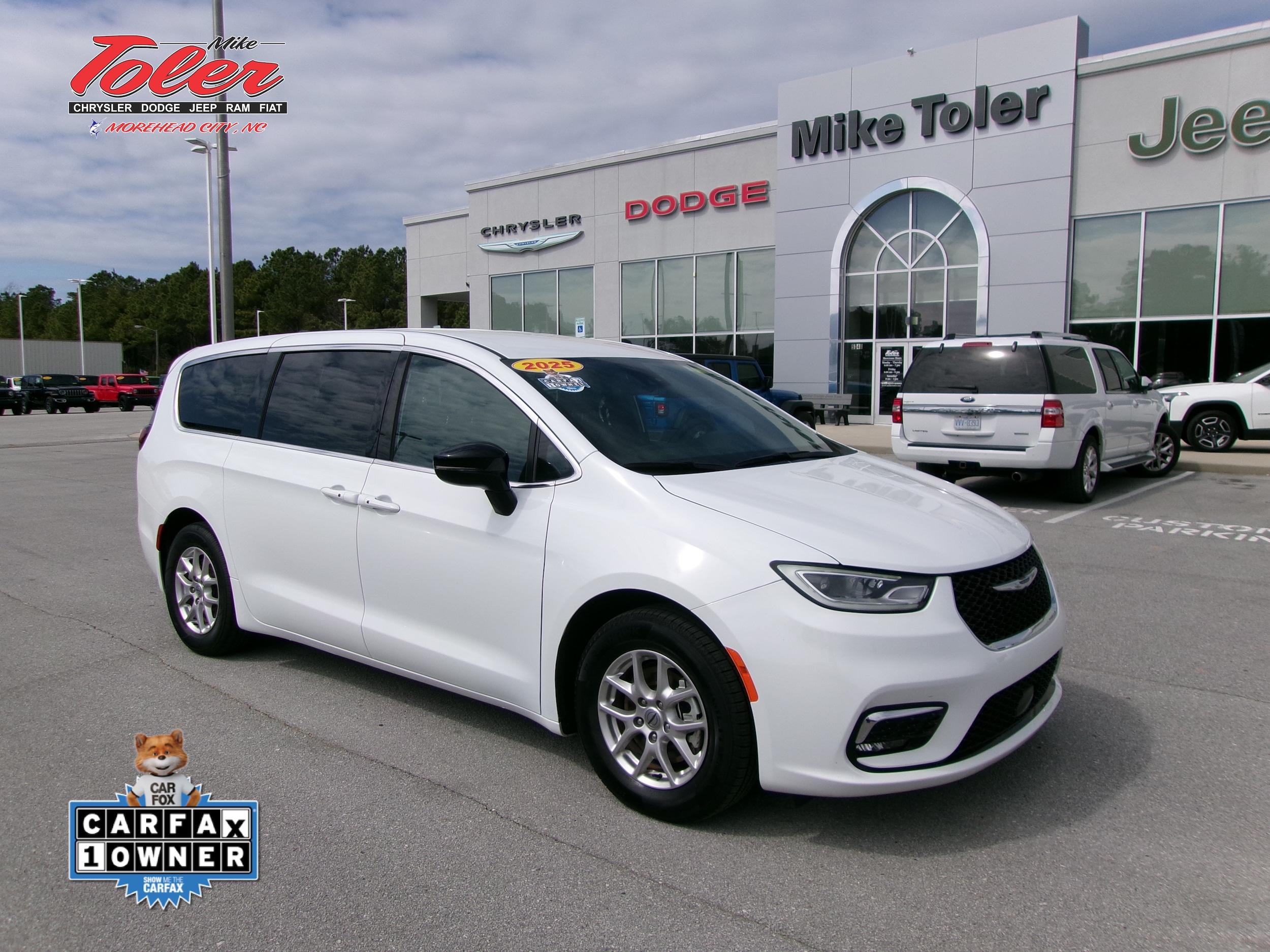 2025 Chrysler Pacifica Select's photo