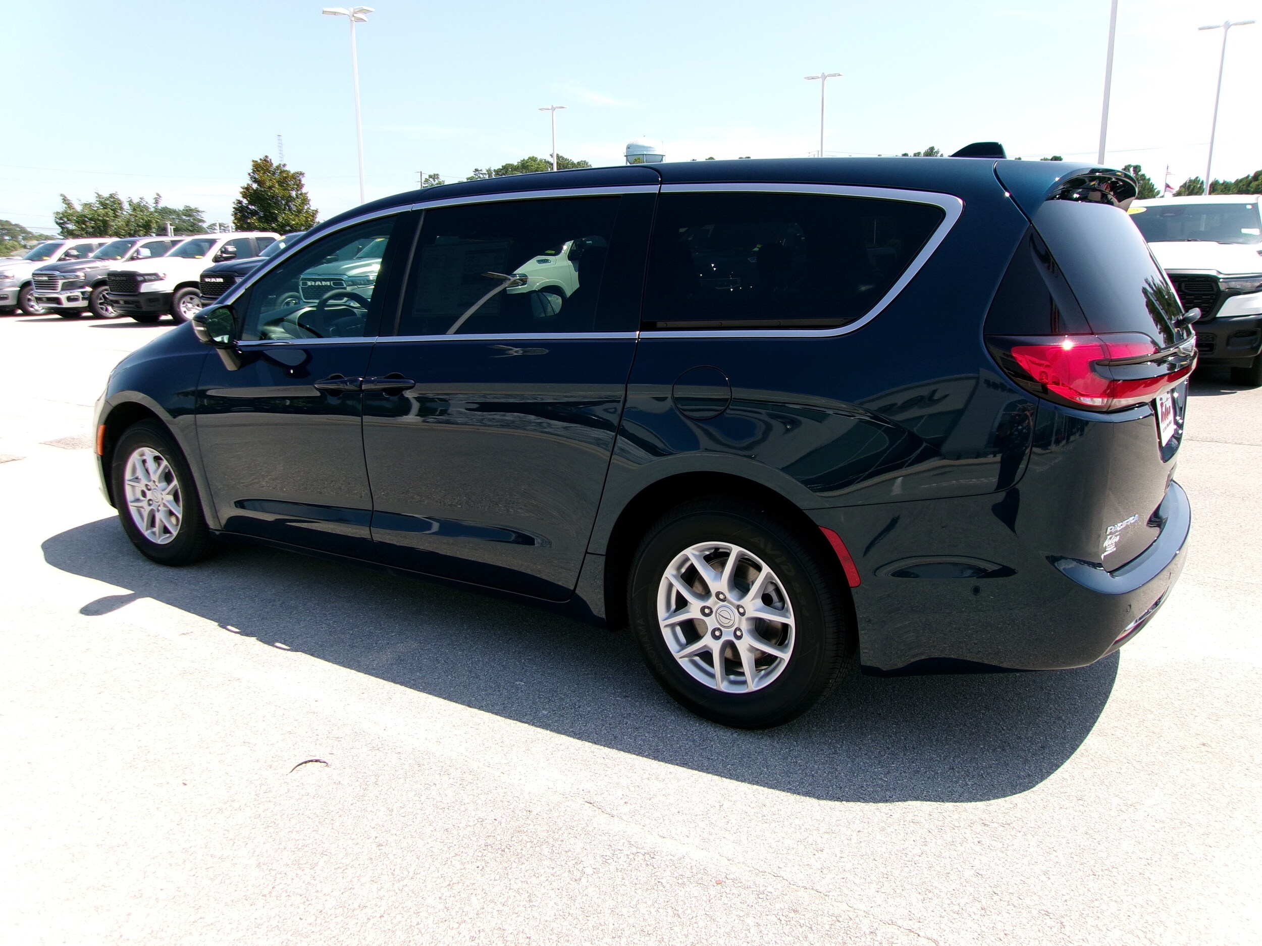 2025 Chrysler Pacifica photo 3
