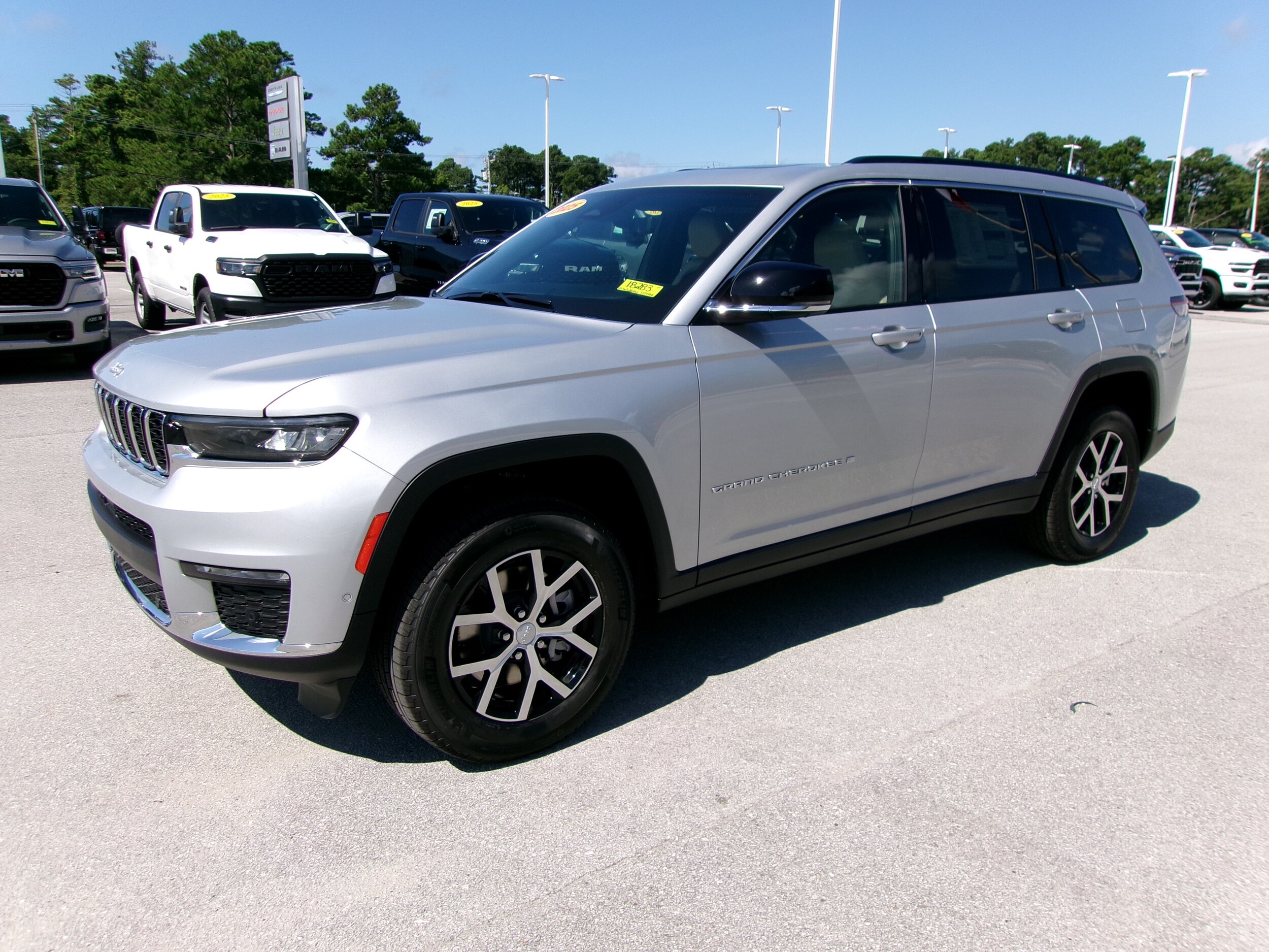 2025 Jeep Grand Cherokee Limited photo 2