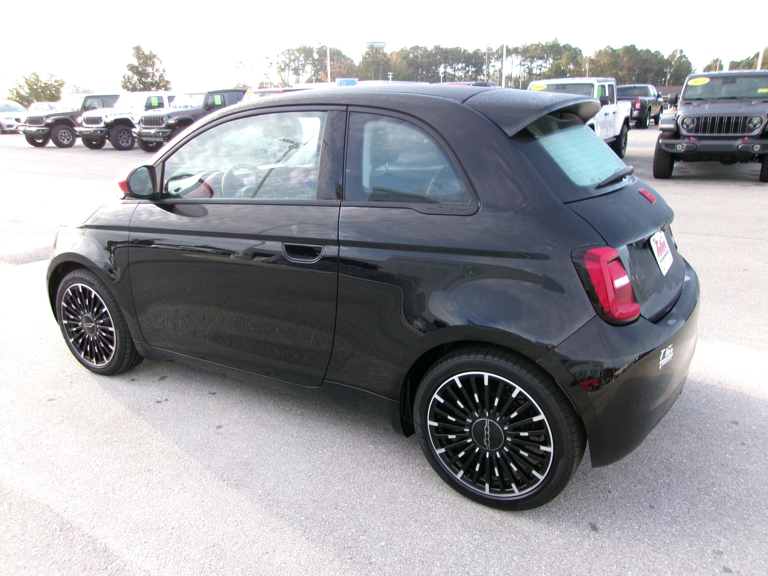 2024 Fiat 500e Red photo 2