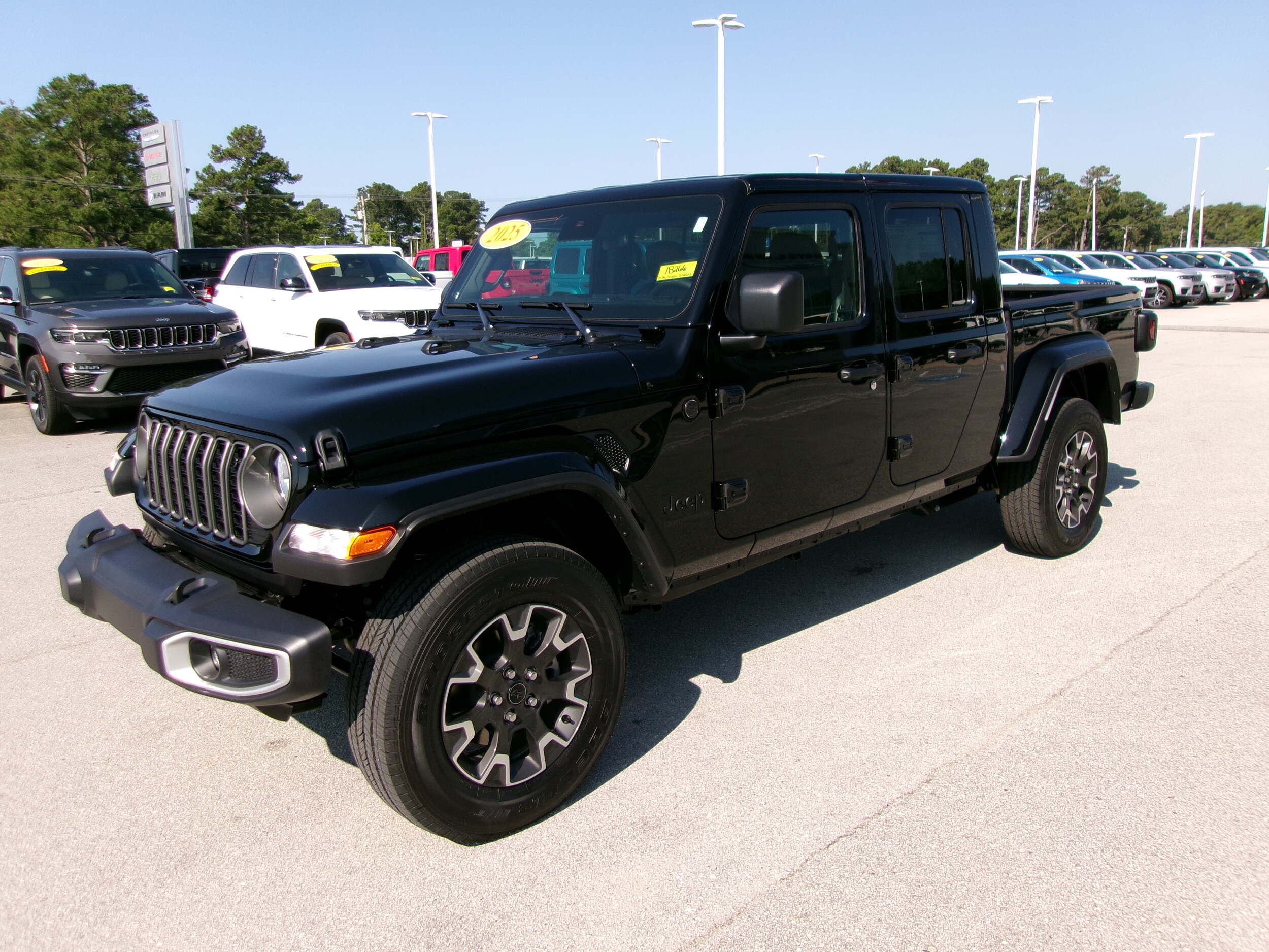 2025 Jeep Gladiator Sport S photo 2