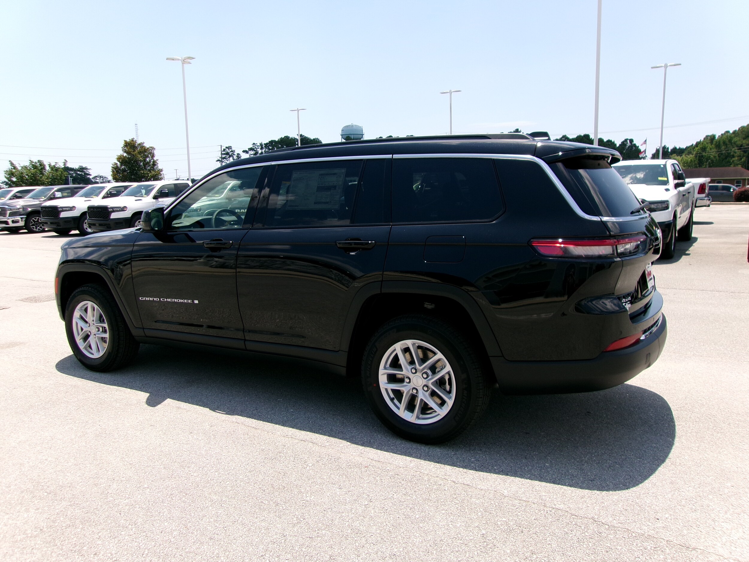 2025 Jeep Grand Cherokee Laredo photo 3