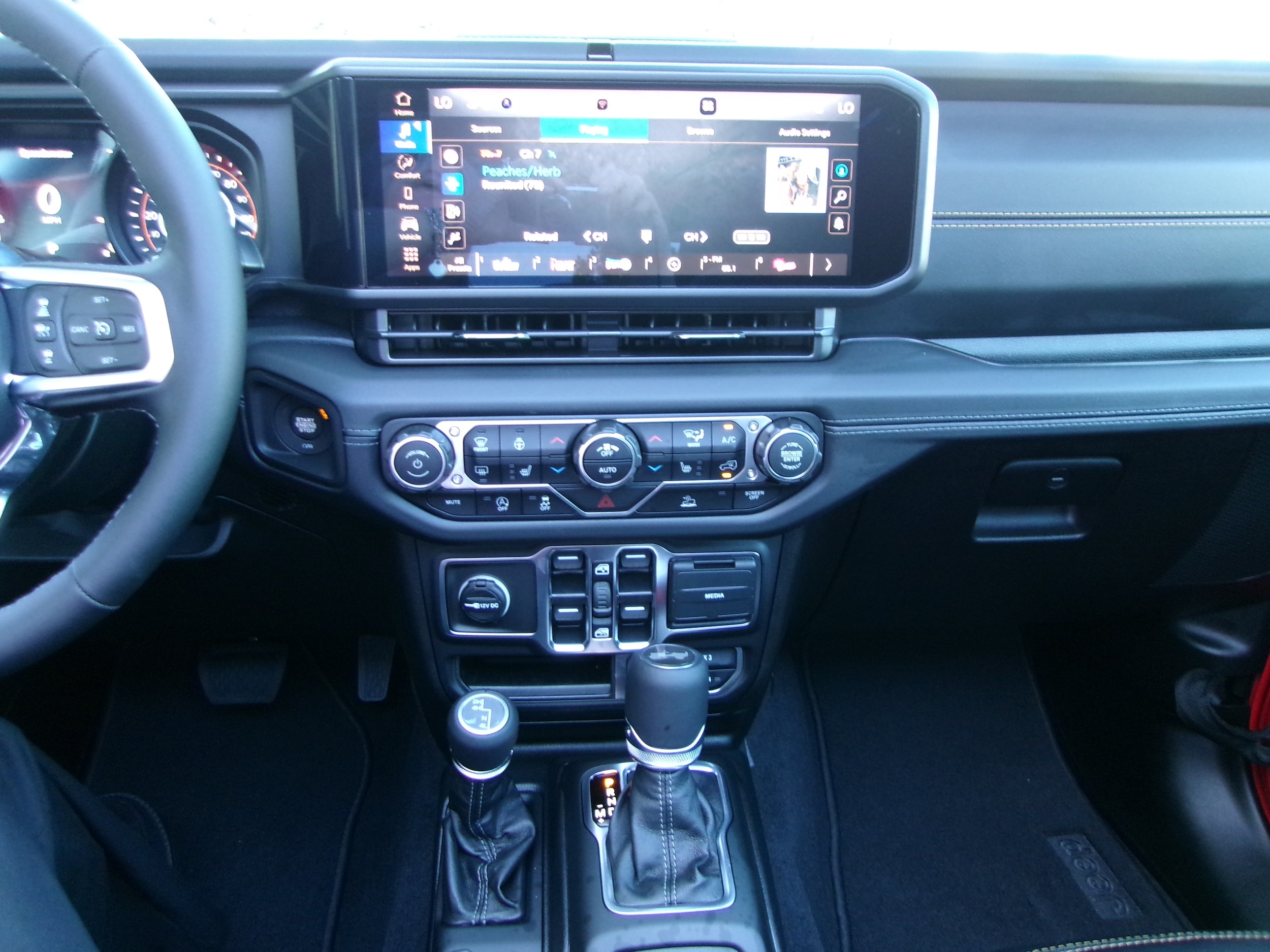 2025 Jeep Wrangler 4-Door Sahara - Photo 15