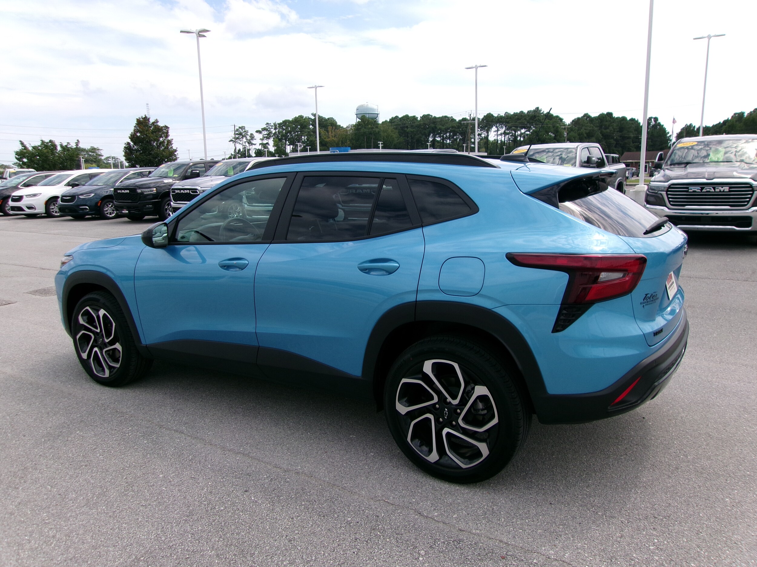 2025 Chevrolet Trax photo 2