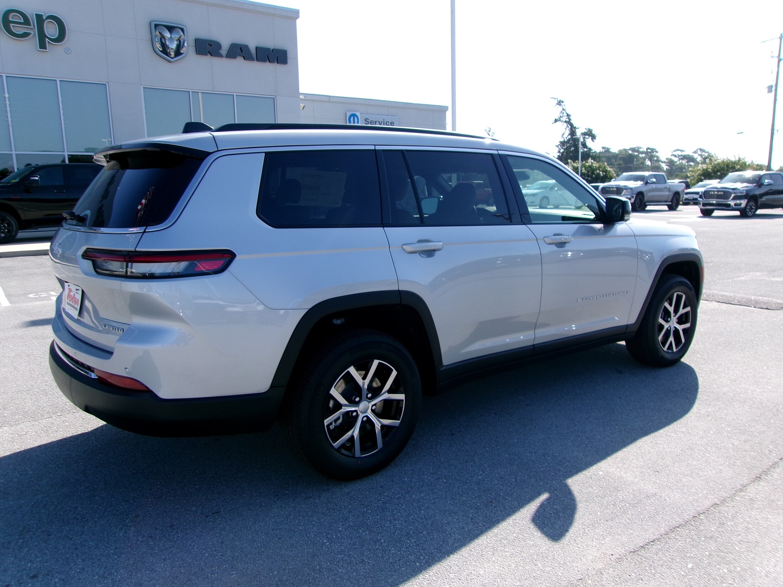 2025 Jeep Grand Cherokee Limited photo 3