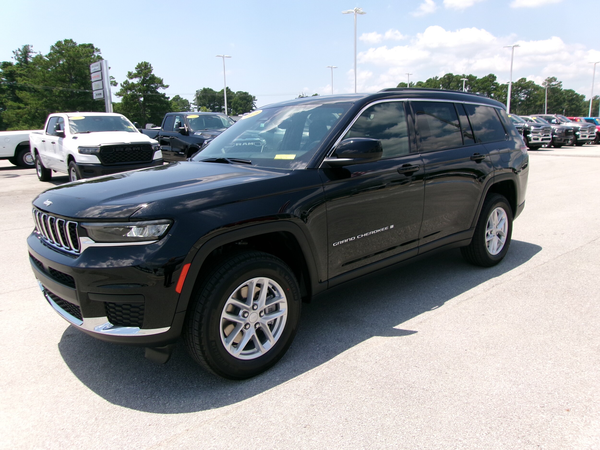 2025 Jeep Grand Cherokee Laredo photo 2