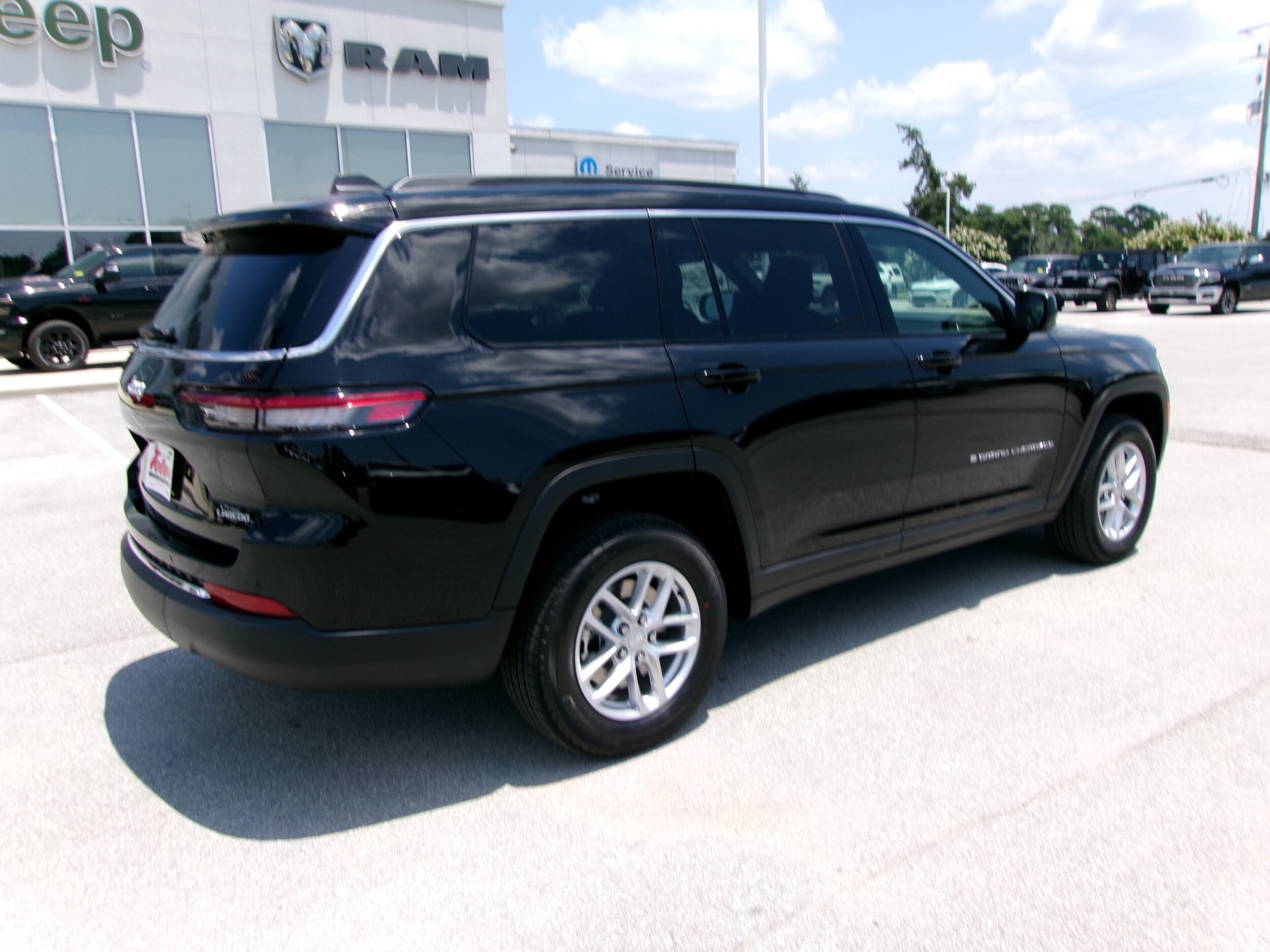 2025 Jeep Grand Cherokee Laredo photo 4