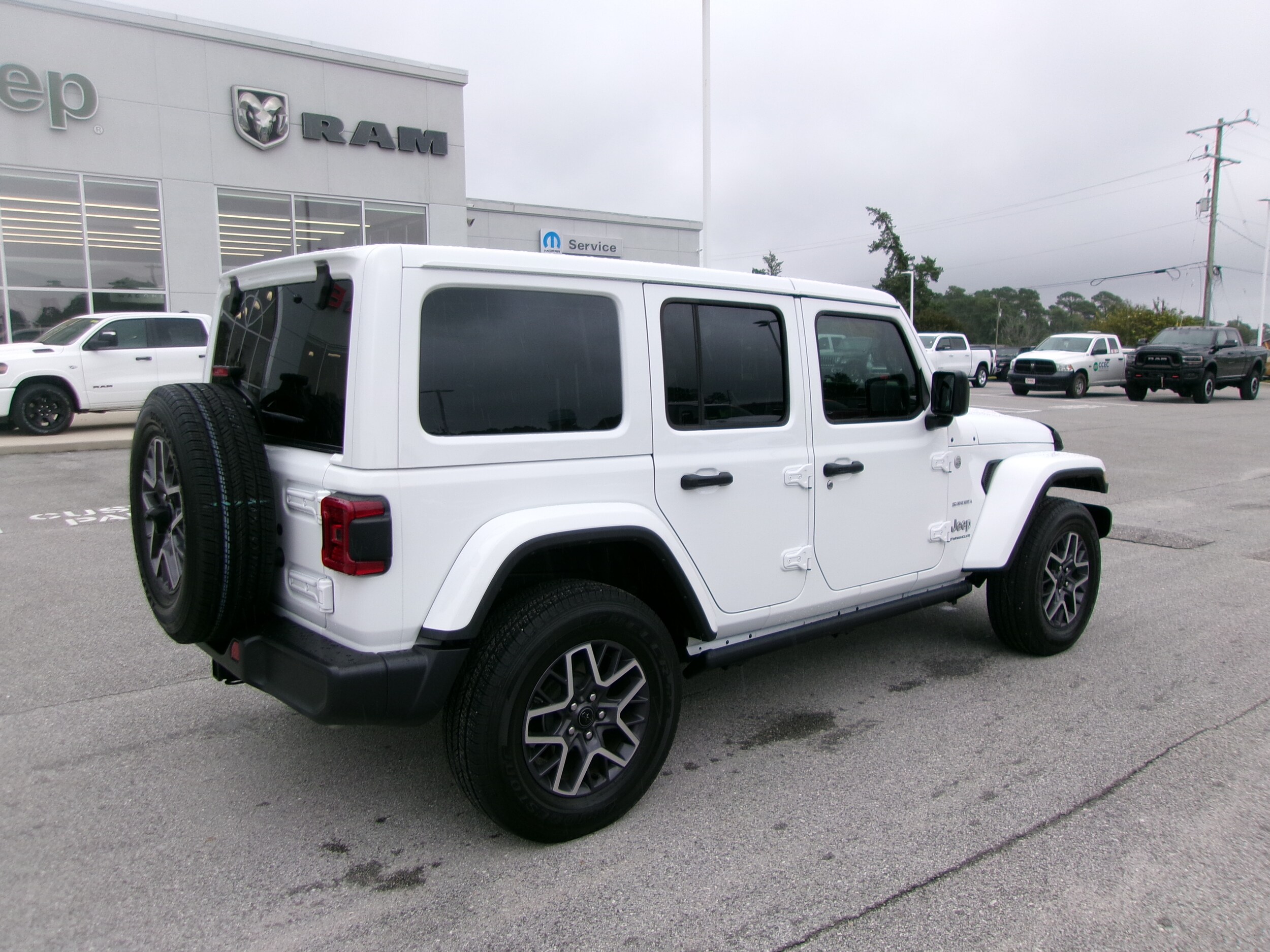 2024 Jeep Wrangler Unlimited Sahara photo 3