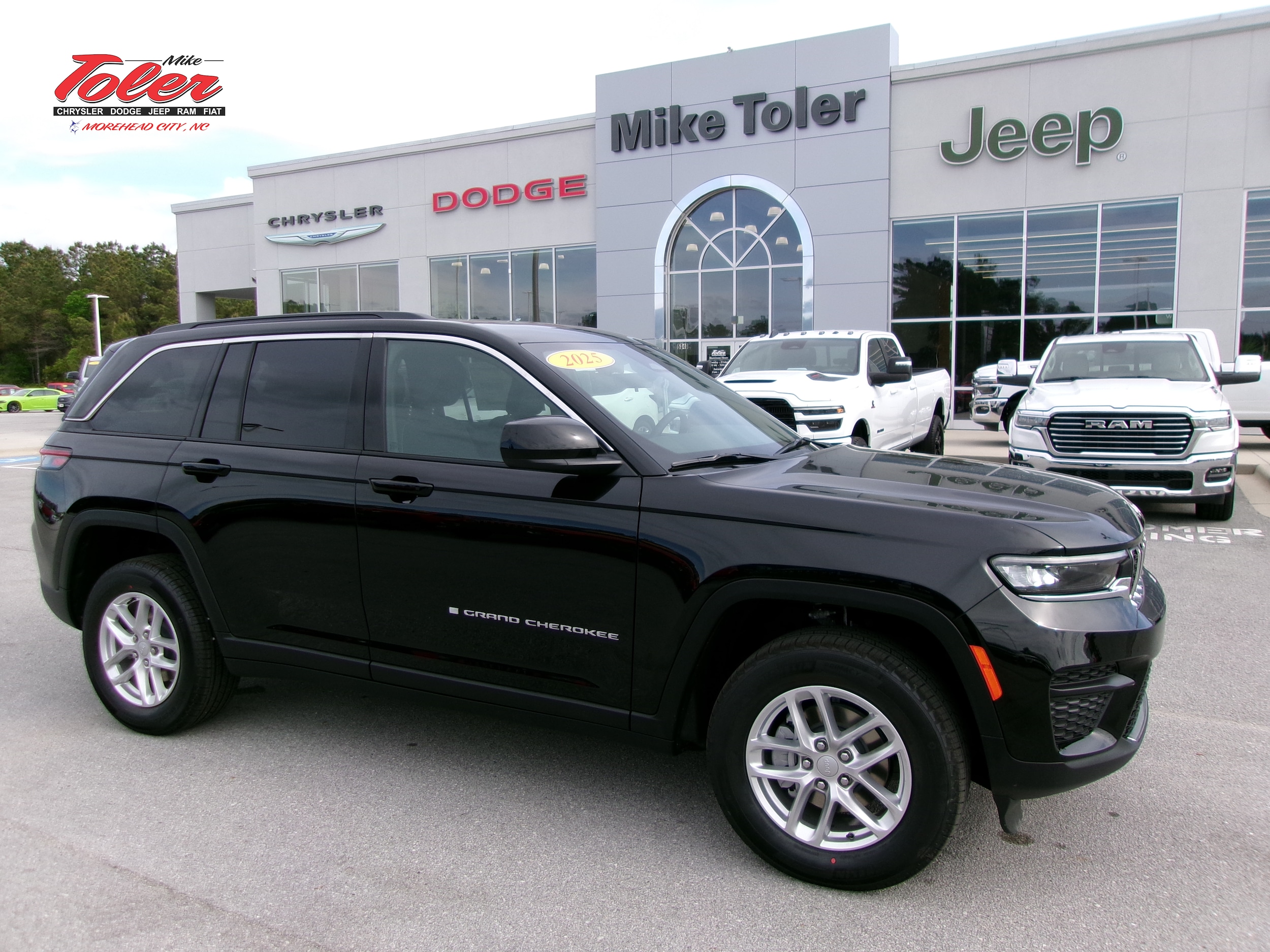 2025 Jeep Grand Cherokee LAREDO X 4X4