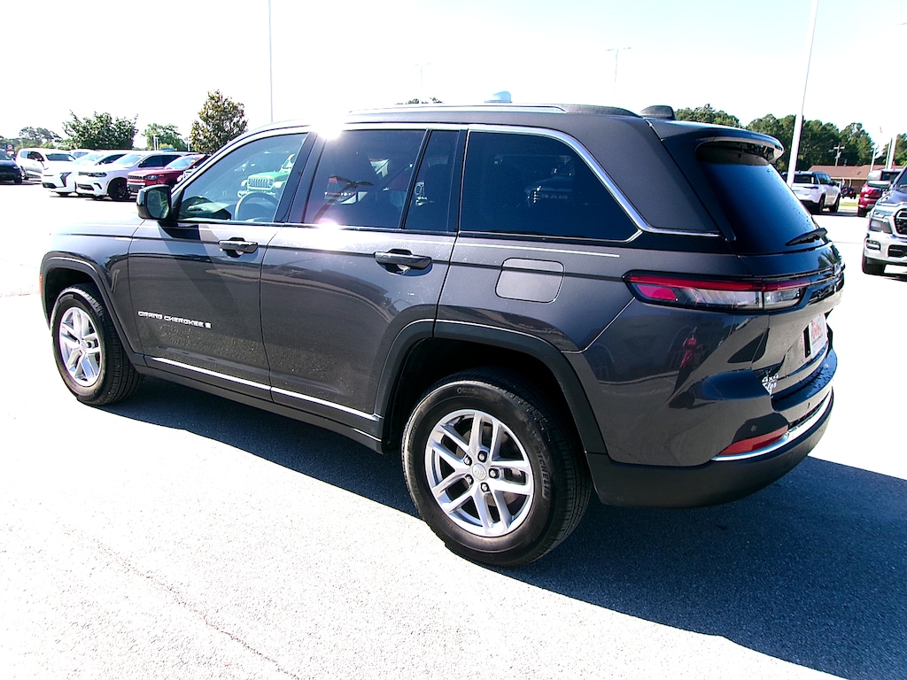 Used 2023 Jeep Grand Cherokee Laredo 4x4