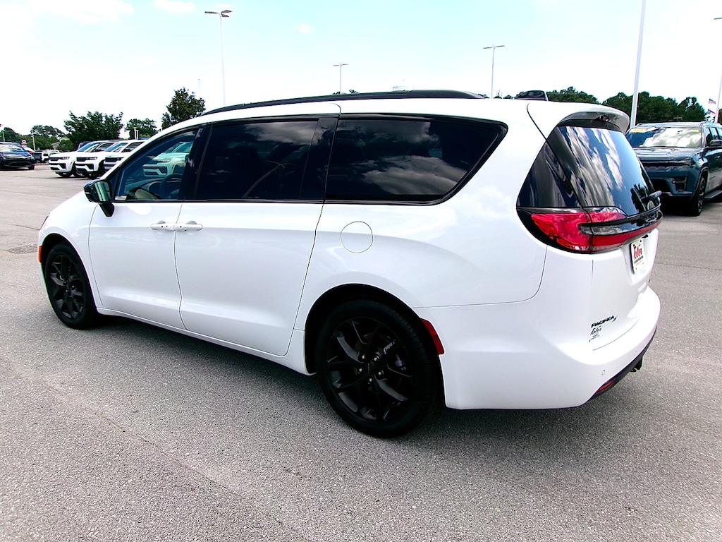 New 2027 Chrysler Pacifica LIMITED Passenger Van