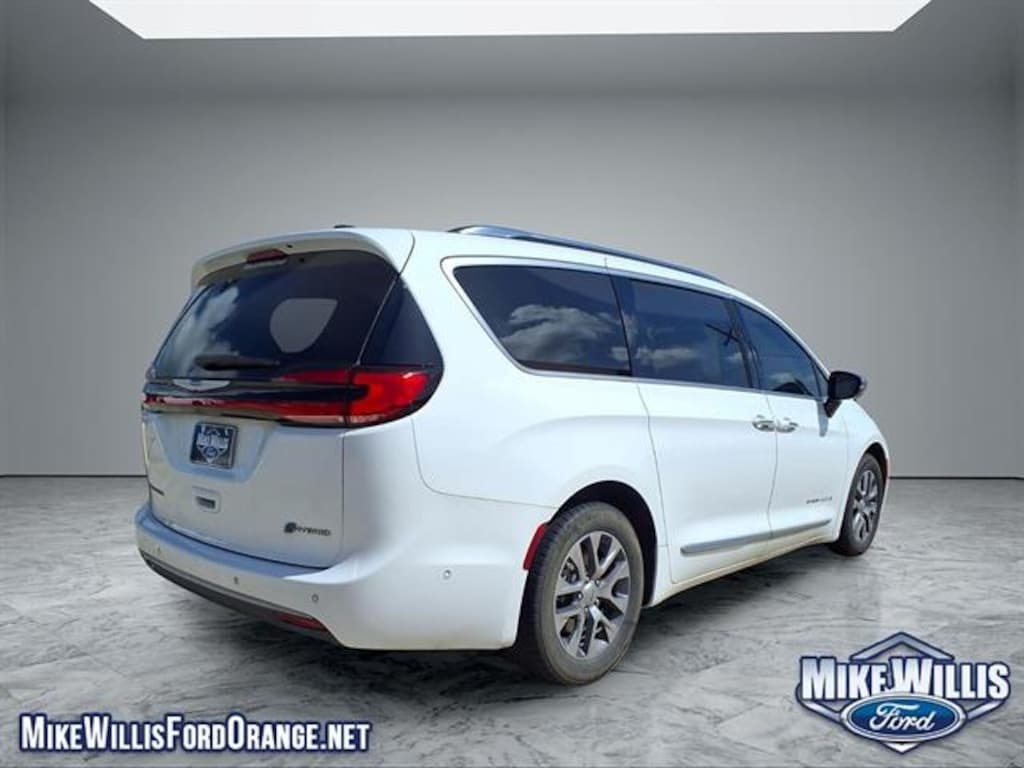 Used 2023 Chrysler Pacifica Pinnacle
