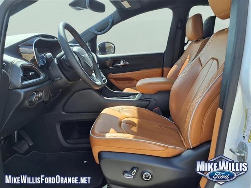 Used 2023 Chrysler Pacifica Pinnacle