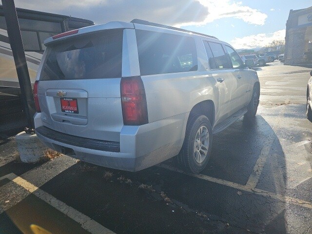 2018 Chevrolet Suburban LT photo 3